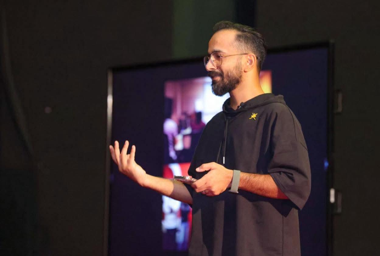 المخرج البحريني جان البوشي يقدم ورشةفي التصوير السينمائي بالجمعيةالعمانيةللسينما