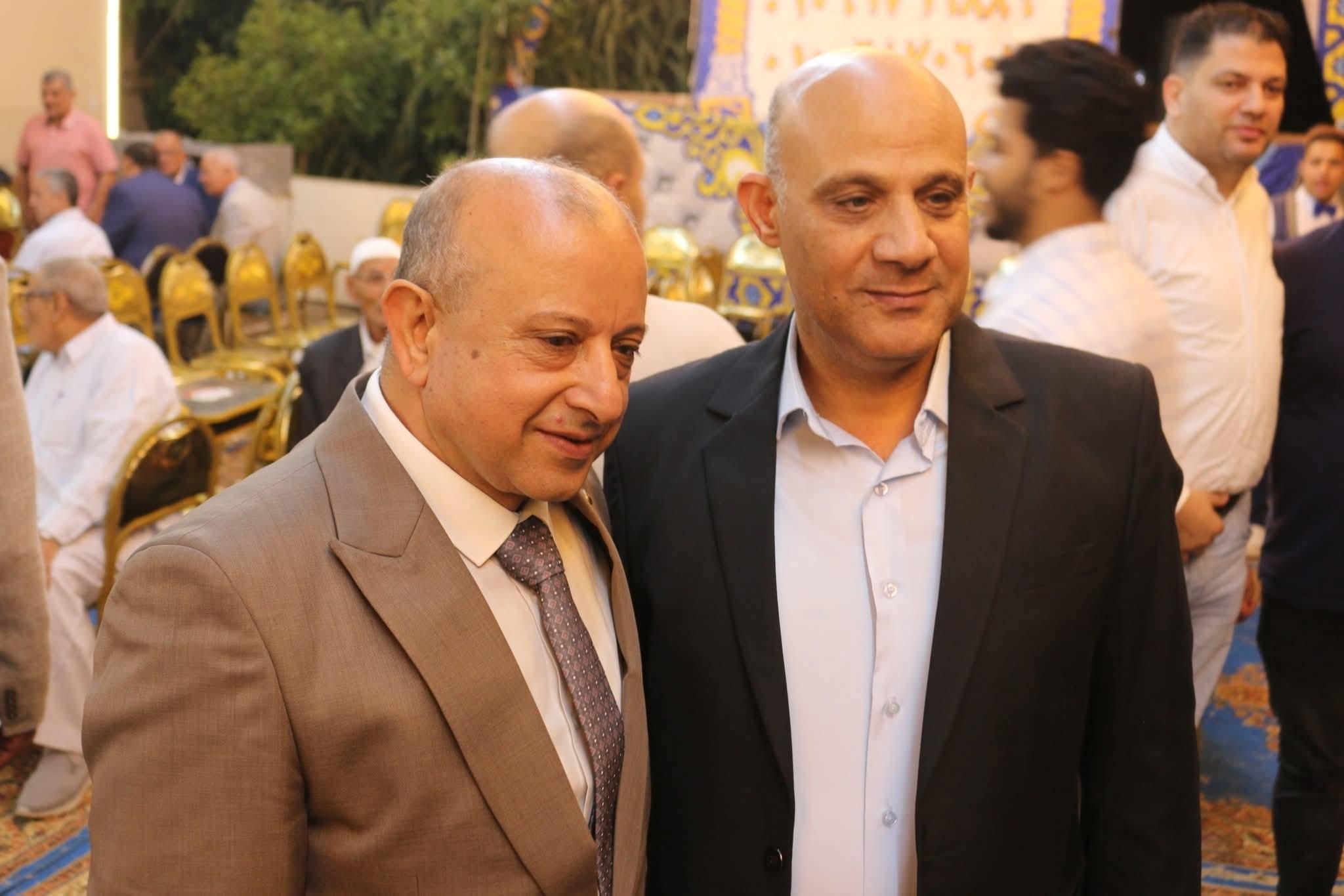 كيف تحمل القلب الفرح والحزن داخل هذا الرجل كتب…طارق سالم          القلب هو حساس الفرح عنده يسعد باقى الجوارح ويجعل الانسان مرحا وفرحا ومسرورا وينعكس ذالك على كل تصرفاته ويغير من مزاجه .… والقلب هو حساس الالم والوجع والحزن ينعكس على صاحبه بالانكسار وتتاثر به كل الجوارح وتجعل من حركاته وتصرفاته حيرة من امره لدرجة انه يصمت عن التعبير وتثقل من حركاته لدرجة السكون .….. ومن نعمة ربي انه خلق القلب داخل كل انسان ليصبح هو بوصلة البدن اذا صلح صلحت باقى الاعضاء وإذافسدت فسدت باقى الاعضاء . وجعله الله عرضة لنحمل الفرح والحزن والالم .…. فعادة نرى القلب داخل كل انسان فرحا مرة وينعكس على صاحبة وتظهر عليه علامات الفرح . ومرة اخرى نرته حزينا ومتألما ويظهر على صاحبة علامات الحزن والألم .…. ولكن من المرات القليلة أن نجد قلبا يجتمع بداخله الاثنين الفرح والحزن فى أن واحد وفى يوم واحد . ومدى درجة قياس تحمل القلب لهذين الحدثين .…. اشير هنا الى اخى وصديقى الغالى / احمد العراقى الرجل الذي جعل الله بداخله قلب قوى وقلب سليم اجتمع بداخله الحدثين الفرح والحزن فى يوم واحد . واعتقد انه قلب لن نجد مثله داخل اى انسان قادر على هذه الحالة .…. ولكن من نعمة ربي لهذا الرجل انه رجل مجامل رجل لا يتاخر عن اداء الواجب دائما ما نجده بالصفوف الاولى فى كل المناسبات دائما ما نجده فى صاحب صاحبه بحق . دائما تجده بشوش الوجه ذو ابتسامة تجعلك تحتضن الحياة بحب وسعادة@… هذا الرجل حمل قلبه الحدثين الفرح والحزن .… الفرح كان مناسبة زواج ابنته فلذة كبدة وفى ليلة يتمناها كل اب ويكون فى سعادة غامرة وفرح يملئ القلب وترقص معه الجوارح خاصة بحضور اهله وناسه ومحبية من كل فج عميق. .… وفى نفس ليلة الفرح وبنهارها حدثت وفاة والدته الغالية والكل منا عند سماع هذا الخبر قال وبصوت يملؤه الخشوع لا حول ولا قوة الا بالله وربي يربط على قلبك يا عراقى . وبالفعل تحمل قلب هذا الرجل هذا الخبر بقلب مؤمن بقضاء الله وقدره قلب انقسم بين انتظار ليلة العرس وبين وفاة والدته وما اداراك قيمة ومنزلة ومكانة الام عند كل واحد منا .…. تحمل قلب هذا الرجل الحدثين هو علامة من الله واختبار حقيقي لرجل صادق مؤمن ومسالم وهو يعلم ان الله قادر على ان يربط على قلبه بالتقوى والصبر والتحمل .… وطالما ربي ميزه بهذا القلب فهو قلب روحانى وقلب ربانى جعله داخل هذا الرجل والله يعلم أن هذا الرجل سوف يحافظ على قلبه ويحافظ على تقواه ويحافظ على ايمانه بداخله والذى يملئ هذا القلب .…. الله سبحانه وتعالى جعله اختبار حقيقي لقلب هذا الرجل هل هو من تماسك عند الفرح وتماسك عند الحزن عندما يجتمعا معا بقلبه وهذه حالة لم نراها من قبل ولكن الله جعله مثلا وقدوة بتحمل هذين الحدثين عندما نرى صاحبه بجالة ايمانية سليمة ونراه يدعوا ربه ان يربط على قلبه وان يهون عليه مصيبة الحزن ويكمل ليله بفرح ابنته والله وحده جعله لا يقوى على هذا وذاك . ويستقبل كل محبيه فى الفرح ويستقبل كل محبيه بالعزاء وسط حشود ملاعين رات ولا خطر على قلب بشر وكانها وفود حاشدة سيرها الله سبحانه وتعالى لتشاركه فرحه وحزنه .… فهنيئا لهذا الرجل بالقلب المتين القلب القوى القلب الربانى . وان يحمد ربه على السراء والضراء وان يحمد ربه على انه خلق له قلب غير قلوب البشر فيها اجتمع الحب والود والجمال وجعله يتحمل الفرح والحزن معا لانه من خلق الله .… وهنيئا لهذا الرجل نجاحة فى الاختبارين اختبار الفرح بزفاف ابنته وقلبه يتالم ولكنه تظاهر بالفرح بين مدعويه وحتى يسعد ابنته بليلة زفافها .… ونجاحه فى اختبار الحزن بوفاة والدته اعز الناس عنده وصبره على قضاء ربه وقدره وقلبه بالفعل تحمل الحدثين معا .…. هذا القلب يا عم احمد بشرك الله انه قلب معلق بالله قلب دائما متعلق بالدعوات . قلب يحمل كل الخب لكل من حوله . قلب لا نرى مثله بين قلوب البشر .… هنا واخيرا اري حيرة من قولى .ولكن هقولك الف مبروك على زواج ابنتك وربي يسعدها .واقدم لك واجب العزاء فى وفاة والدتكولا نقول الا ما يرضى ربنا .ولله الامر من قبل ومن بعد .