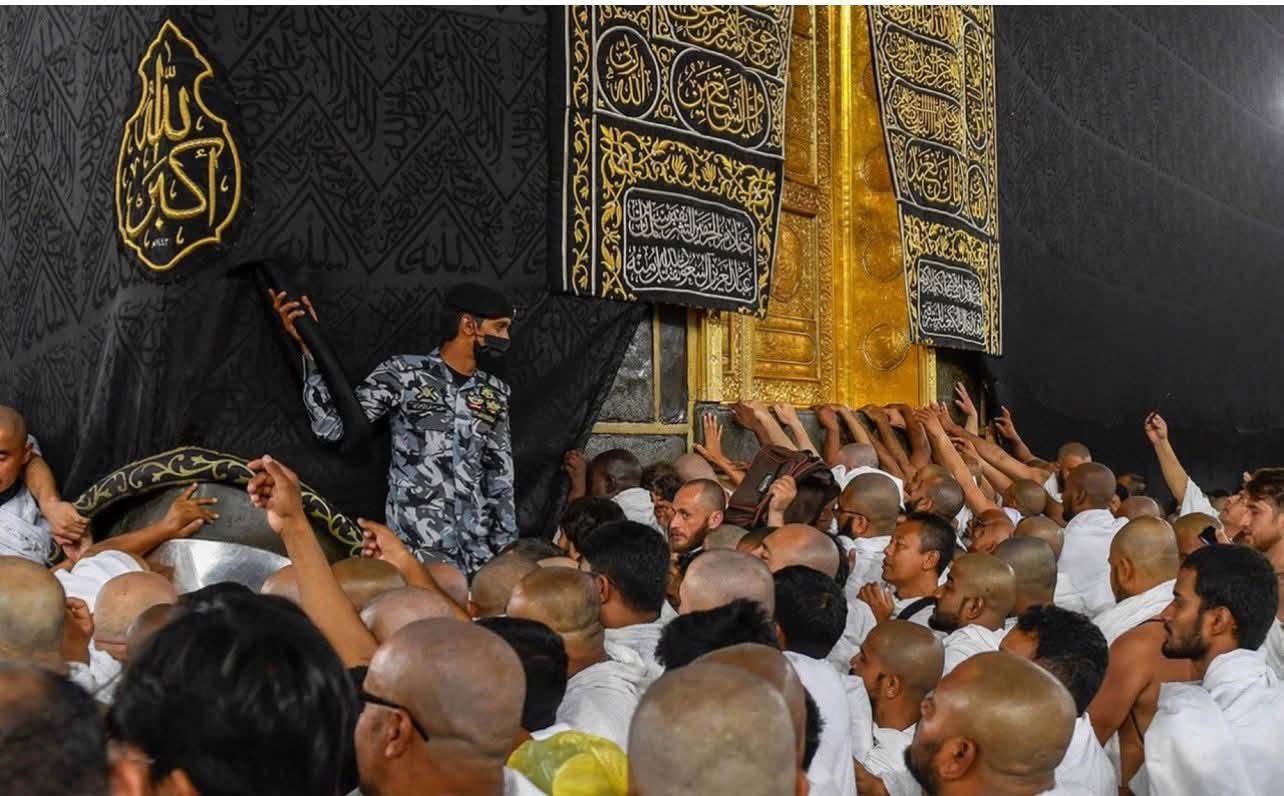 العالم يرى الحشود ويجهل القصة الإنسانية خلف كواليس الحج