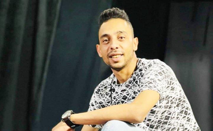 المخرج أحمد كامل يعود إلى المسرح بعد غياب بعرض جديد بعنوان «تحت التأثير