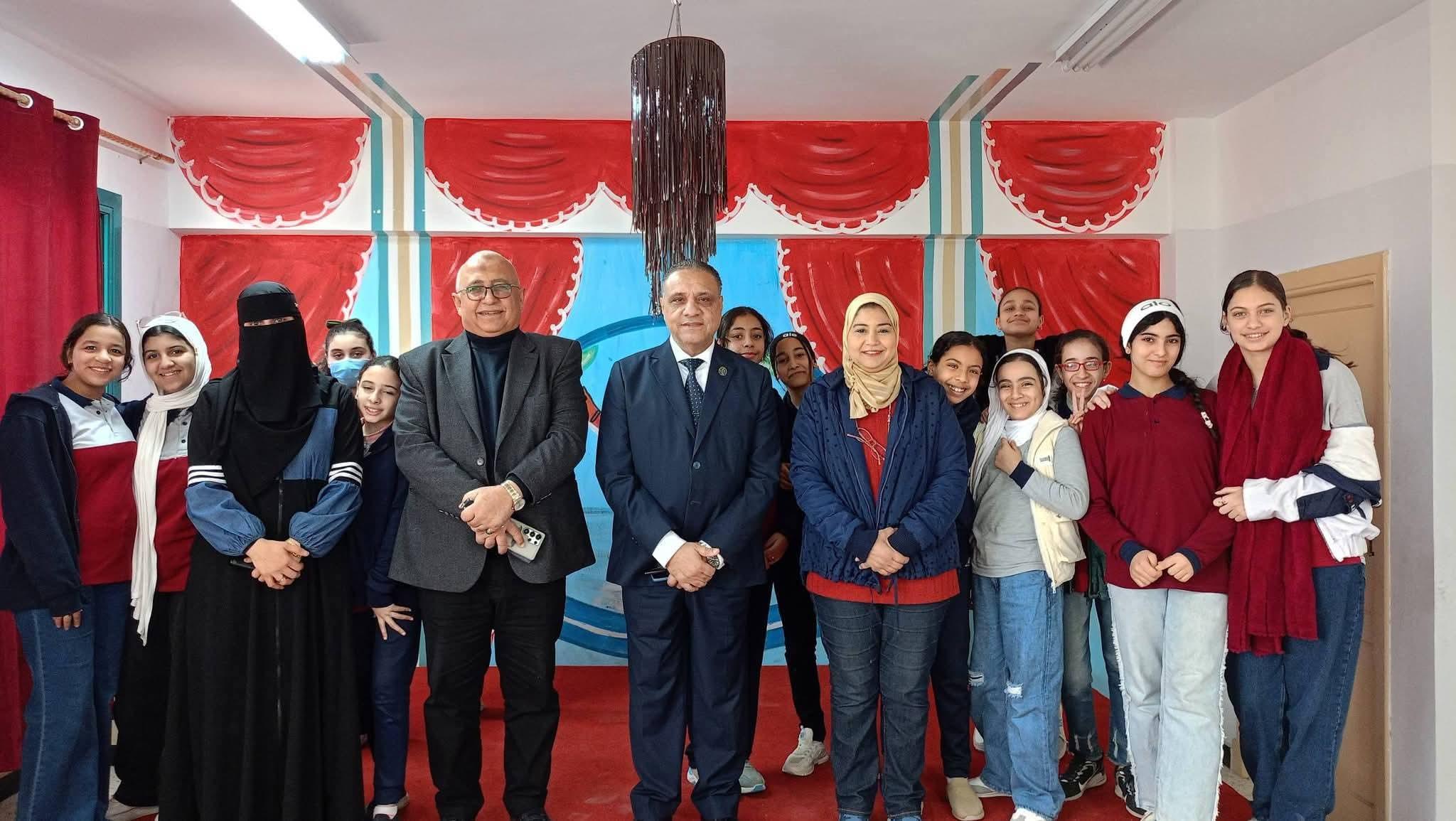 عادل حسين مدير إدارة المنتزه ثان التعليمية يتابع جولاته داخل مدارس الإدارة