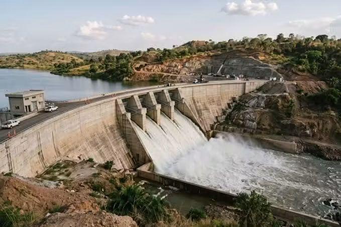 بقلم إسماعيل فؤادسد جنوب السودان تحدي جديد لمصرجنوب السودان ست حمدتي جارة اثيوبيا ام احمد يتشاركان حلم تدمير مصر والخبث المحاط بمصر استنذاف مواردها الطبيعية والعسكرية فى حرب دروس تقضي على التركيز الاستراتيجي للقوات المسلحة ومهامها الأساسية فى تأمين حدودها وخطف الاهتمام نحو الجنوب مابين تهديد مياة النيل وما بين تهديد الحدود الجنوبية لمصر وما بين تهديد أمن البحر الأحمر وموانئ مصر وقناة السويس وكأن مصر تحاط بنيران اسرائيل من جميع اتجاهات حدودها بإضعافها وتشتيت تركيزها واركعها لتحقيق حلم اسرائيل الدولة العظمى والدولة الكبري اسفار العهد القديم وترانيم التلمود المحرف دول أفريقية تتأمر دول عربية تتأمر كما قال سيادة الرئيس السيسي زمن عز فيه الشرف كل هؤلاء يريدون تقدم مصر لاسرائيل على طبق من ذهب بعد تركيعها بالتكالب عليها وتشتيتها وانا إسماعيل فؤاد اقسم بالله العظيم اقسم بالله العظيم لو اشتعلت نيران الحرب ليكونن مقابل نفسي الف نفس من هؤلاء الغجر الشرزمه عبيد اللقمة والمال الذين يساومون بكل غالي ونفيس فمن فرت فى دينه وأرضه وعرضه هان عليه كل شيئ وانا بتكلم عن من يبيعون العرض والشرف مقابل شيطان ونفس وهوي
