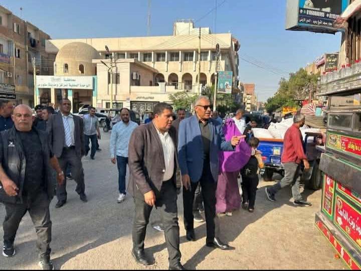 اللواء مجدي الوصيف السكرتير العام لمحافظة الفيوم…..يحيل مدير الاشغالات بسنورس للتحقيق..ويقوم بمصادرة عدد من التكاتك ويغلق مقهي دون ترخيص. ..، قام سكرتير عام المحافظة، يرافقه رئيس مركز ومدينة سنورس، بجولة ميدانية شملت عدداً من شوارع ومناطق مدينة سنورس، ووجه رئيس المدينة، بالتحفظ بديوان مجلس المدينة، على عدد من مركبات التوكتوك المخالفة، لعدم التزام مالكيها بوضع الملصقات التعريفية الإلزامية، كما يتم قيادتها بواسطة أطفال، مما يعرضهم ويعرض سلامة الركاب للخطر، مشدداً على اتخاذ الإجراءات القانونية الرادعة ضد مالكيها.